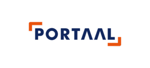 Logo Portaal. Blauwe letters met oranje hoekjes linksboven en rechtsonder.