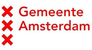 Logo gemeente Amsterdam rode letters drie kruisjes links
